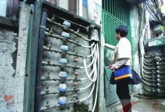 温情一幕：水表坏了，八旬老人与邻居共用水