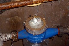 长期空房，水表冻裂楼下遭殃社区助和解