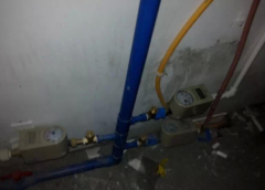 走道成烂泥街,只因水表改造