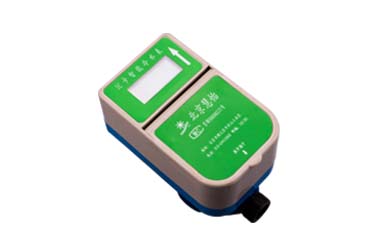 工人正在抢修ic卡智能水表